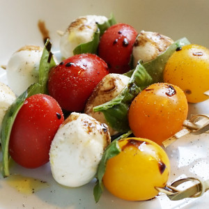 Caprese kabobs recipe from @bijouxandbits