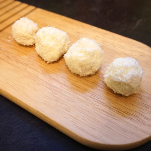 Low carb lemon coconut truffles recipe