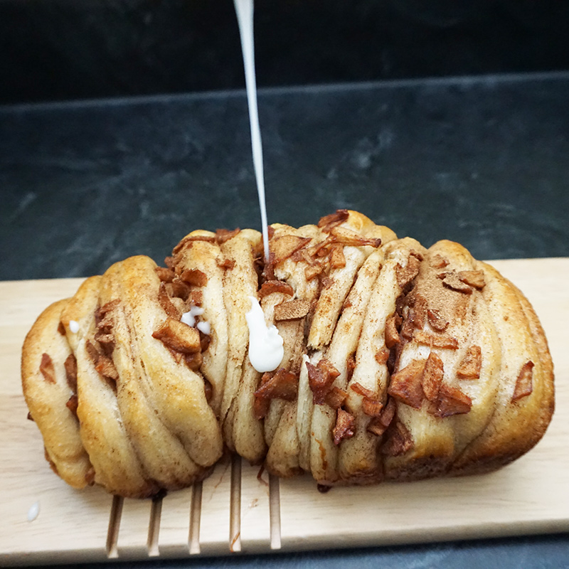 Apple fritter pull-apart bread from @bijouxandbits
