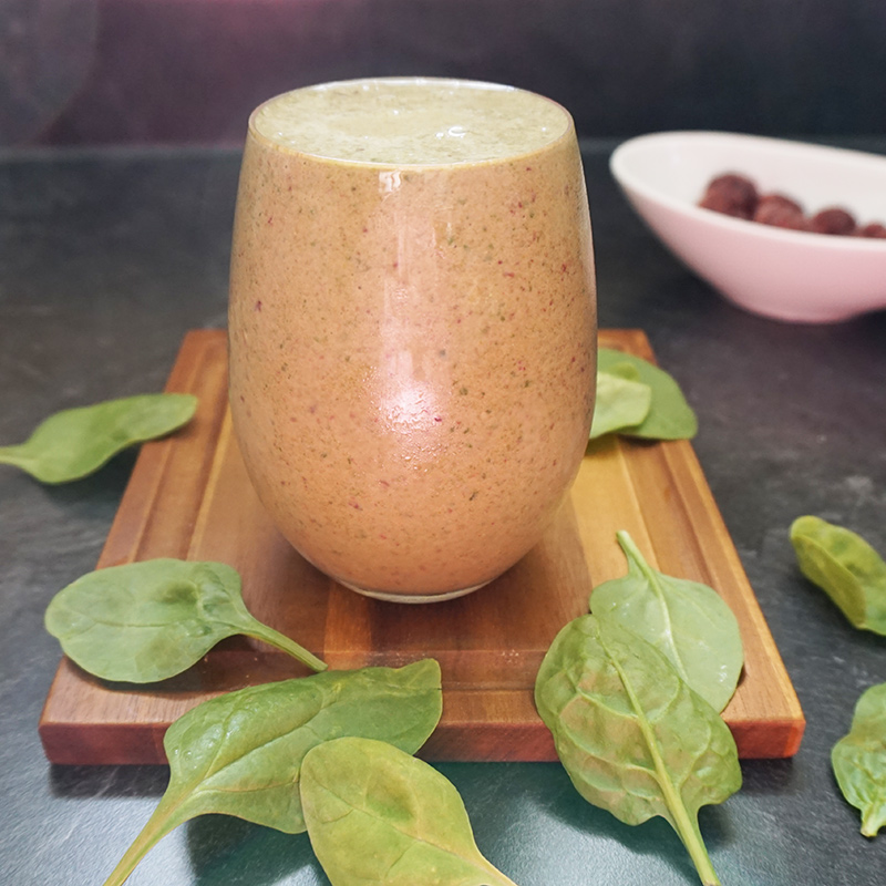 Chocolate covered cherry green smoothie from @bijouxandbits