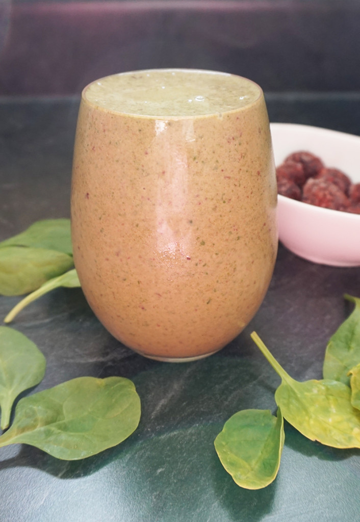 Chocolate covered cherry green smoothie from @bijouxandbits