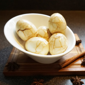 Marbled hard boiled dinosaur eggs from @bijouxandbits