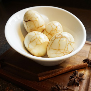 Marbled hard boiled dinosaur eggs from @bijouxandbits