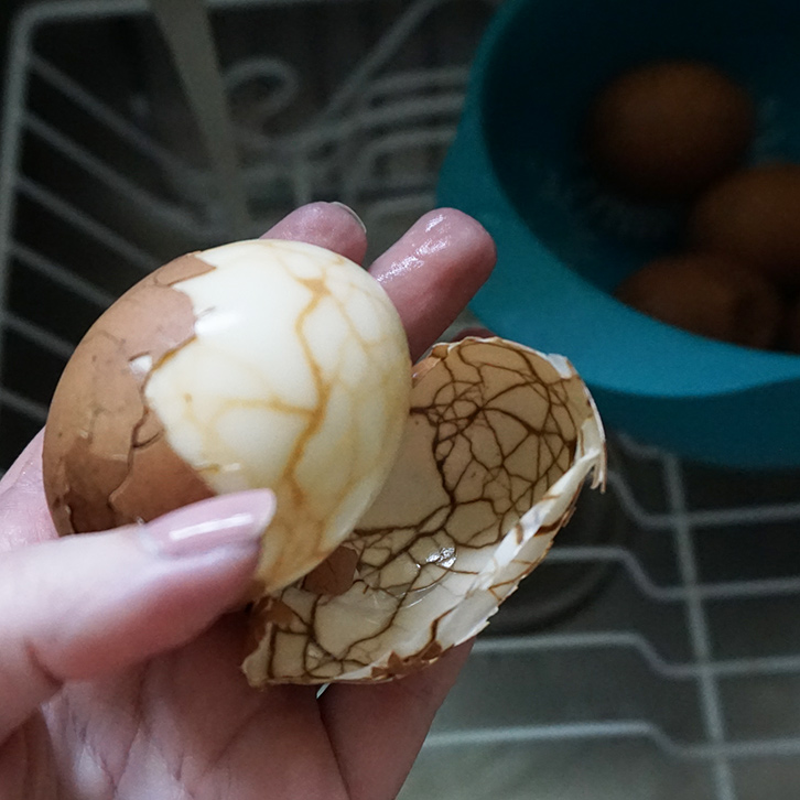 Marbled hard boiled dinosaur eggs from @bijouxandbits