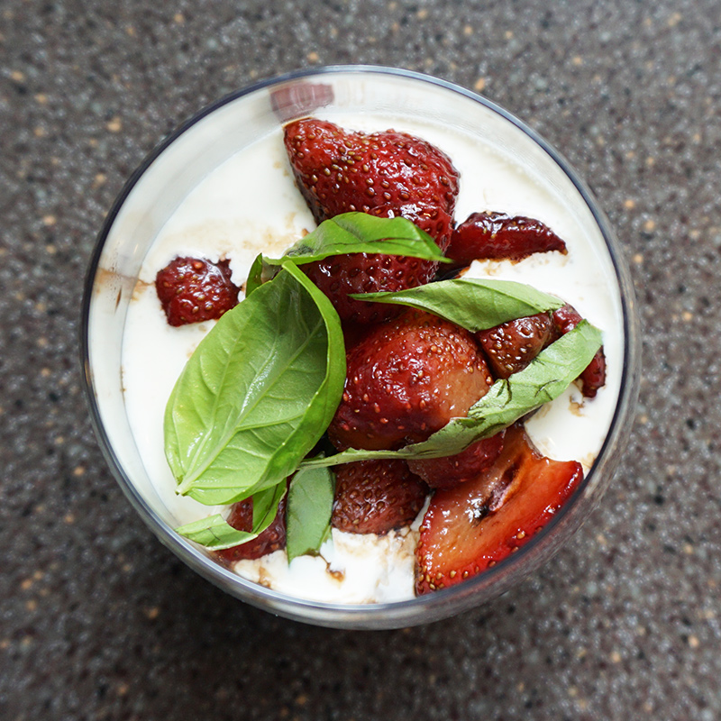 Balsamic strawberries with mascarpone cream from @bijouxandbits