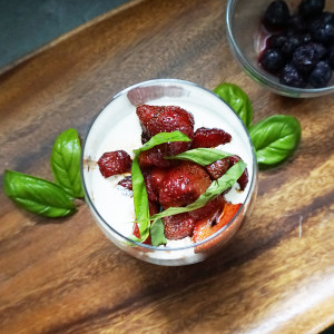 Balsamic strawberries with mascarpone cream from @bijouxandbits