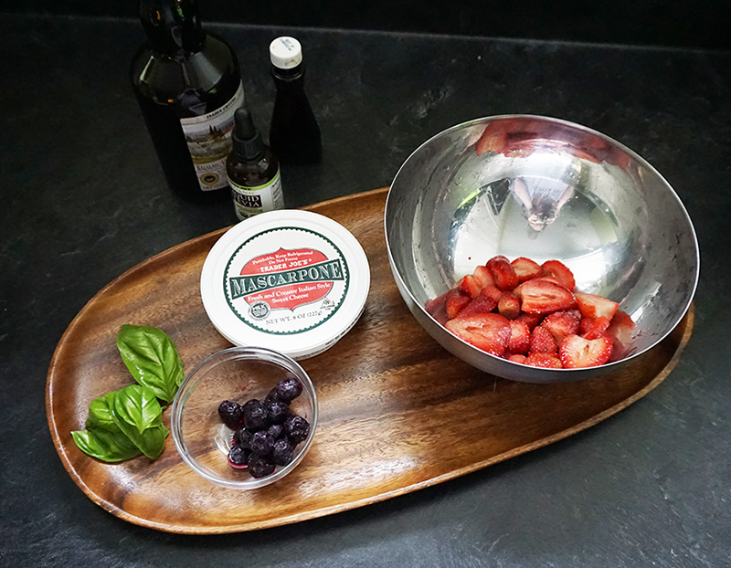Balsamic strawberries with mascarpone cream from @bijouxandbits