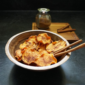 Baked sweet potato chips recipe from @bijouxandbits