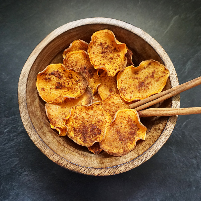 Baked sweet potato chips recipe from @bijouxandbits