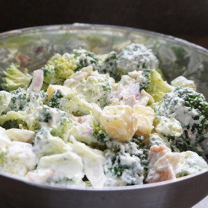 Low carb broccoli salad recipe from @bijouxandbits