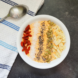 Carrot cake power smoothie bowl recipe from @bijouxandbits