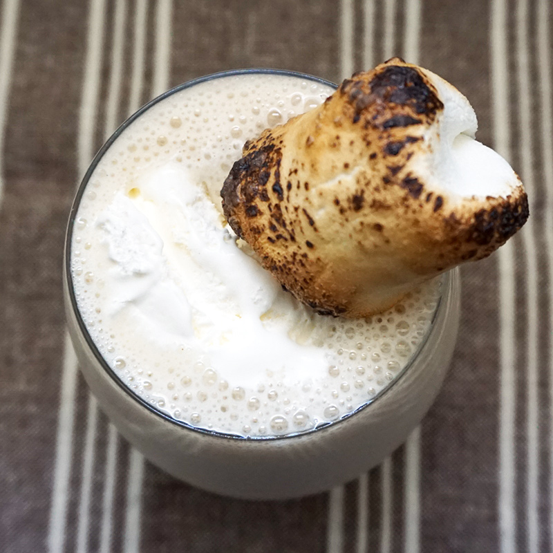 Healthy toasted marshmallow shake recipe from @bijouxandbits