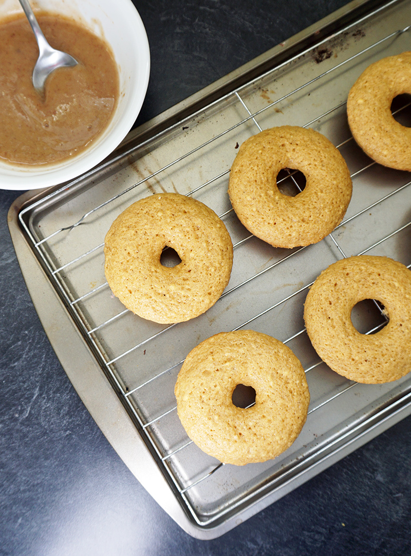 Salted caramel apple cider donuts recipe from @bijouxandbits