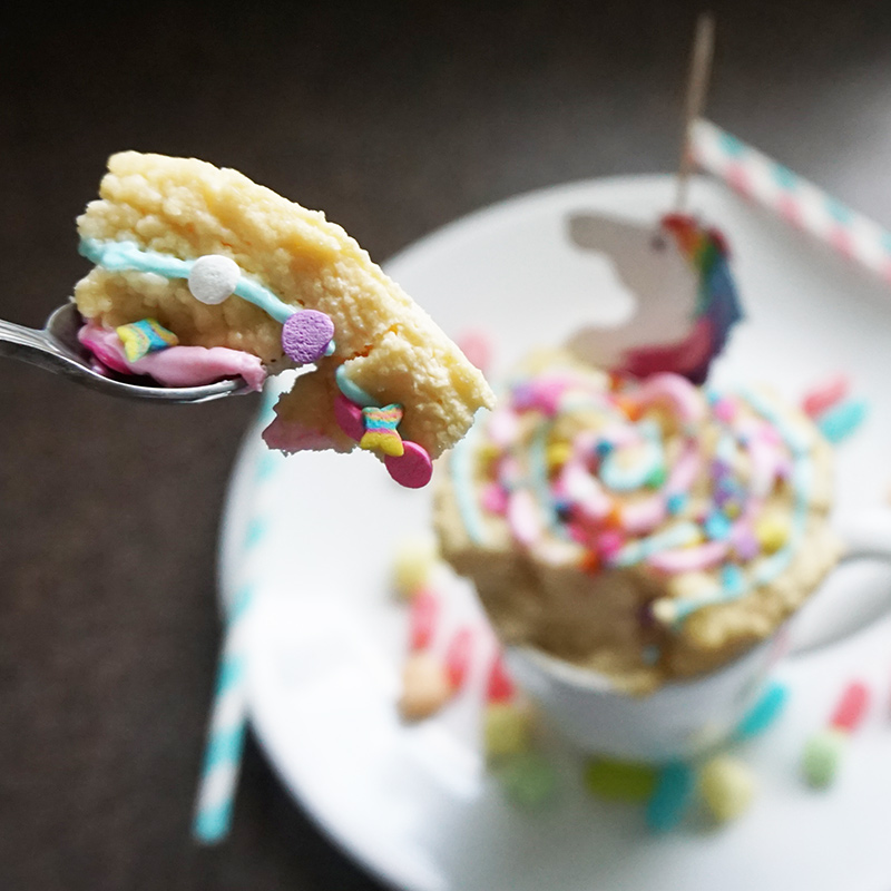 Unicorn tracks mug cake recipe from @bijouxandbits