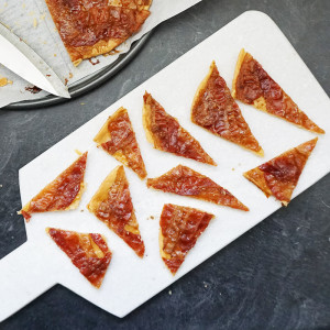 Candied bacon bark recipe from @bijouxandbits