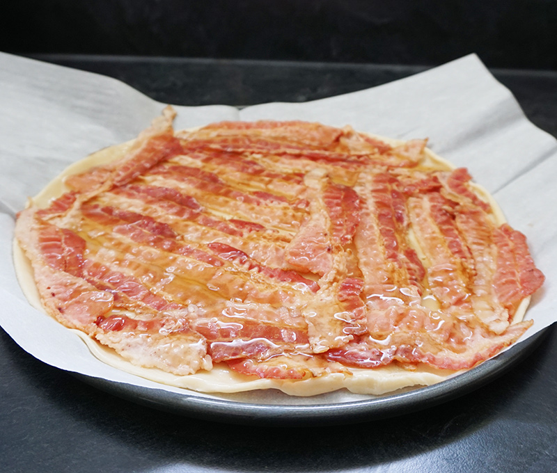 Candied bacon bark recipe from @bijouxandbits
