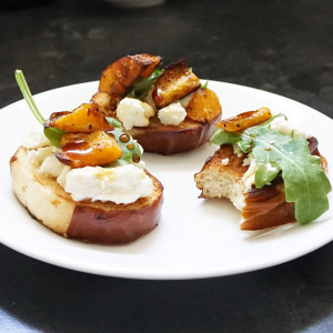 Butternut squash feta bruschetta from @bijouxandbits