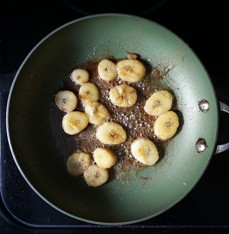 Chai-spiced caramelized bananas recipe on @bijouxandbits