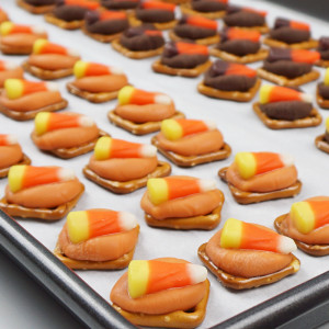 Halloween pretzel kisses from @bijouxandbits