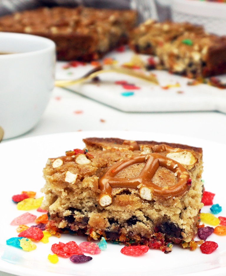 Pretzel blondies with Fruity Pebbles crust from @bijouxandbits