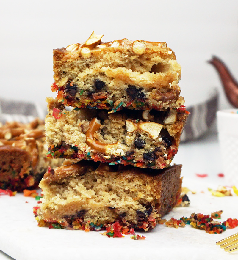 Blondies with Fruity Pebbles crust from @bijouxandbits