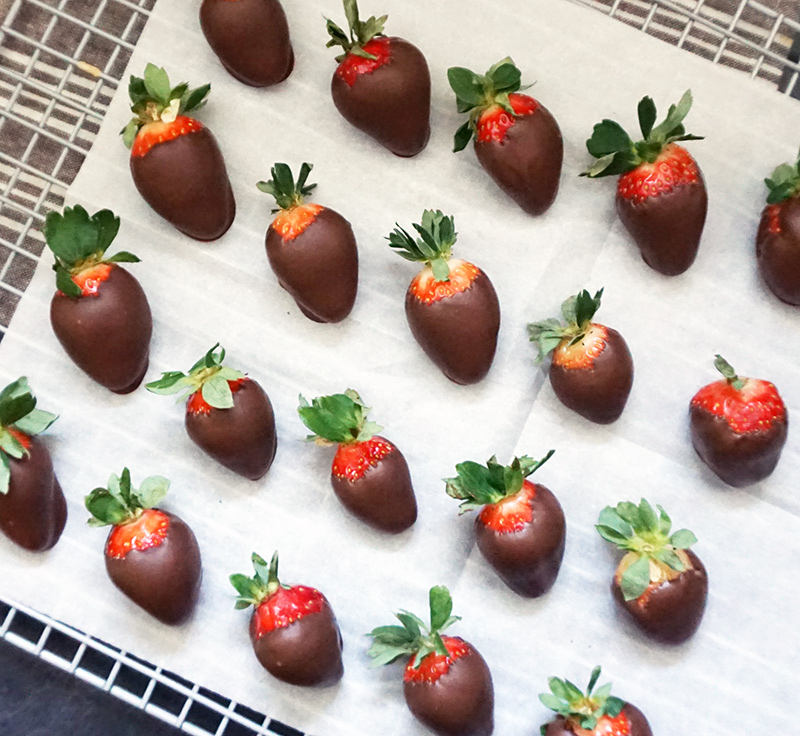 Chocolate-covered strawberry footballs from @bijouxandbits #superbowl #partyfood