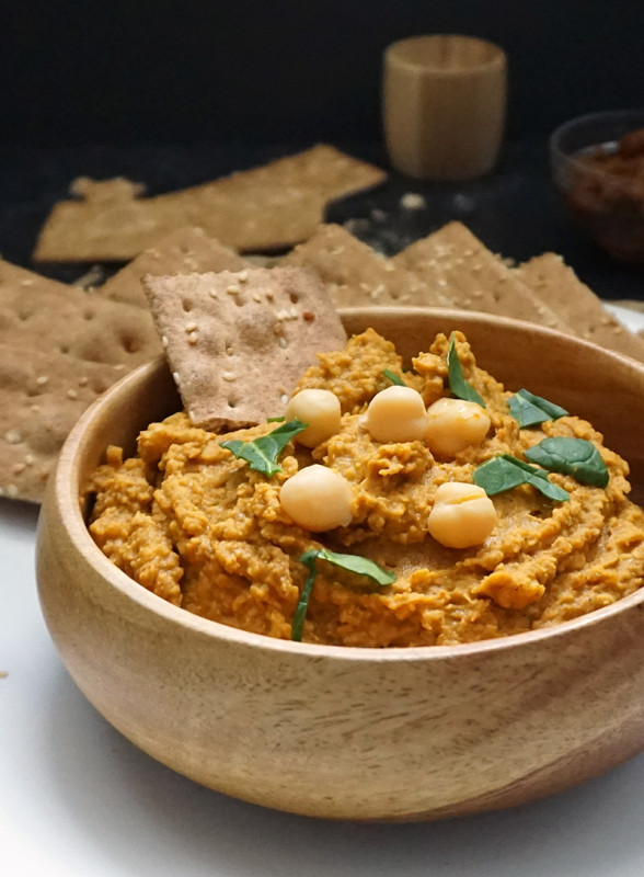 Coconut lemongrass curry hummus from @bijouxandbits