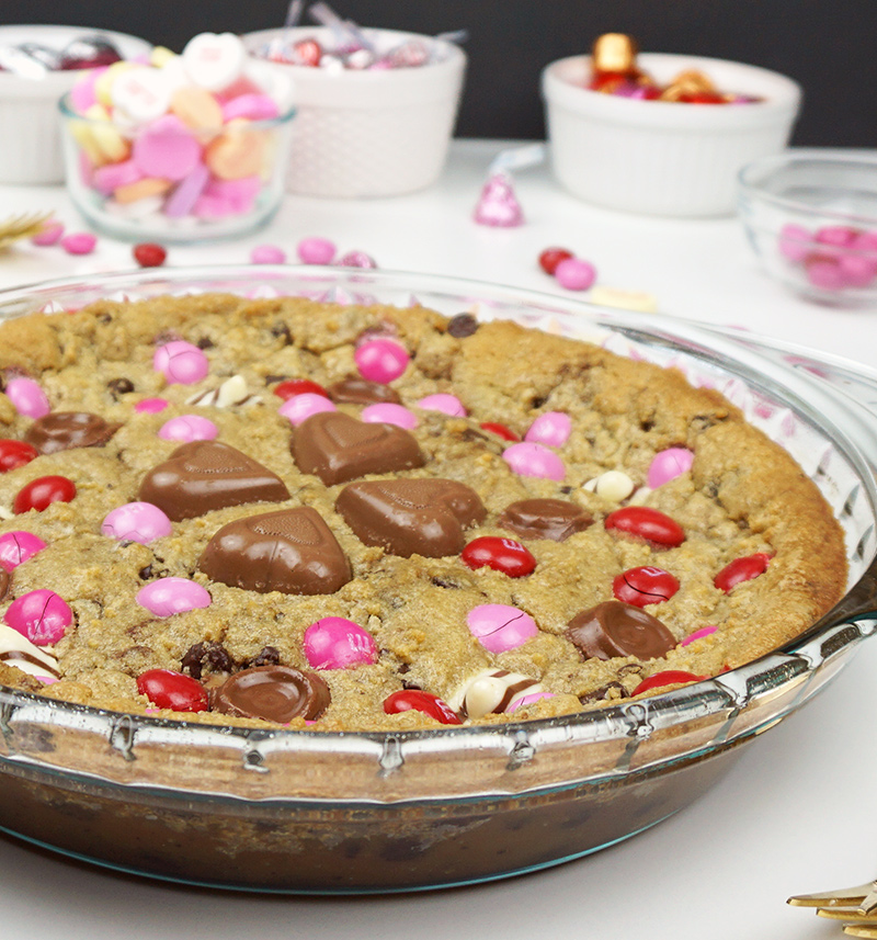 Candy loaded cookie pie recipe from @bijouxandbits #cookies #valentinesday