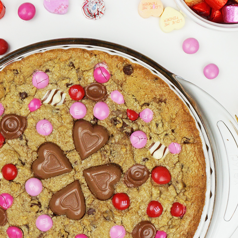 Candy loaded cookie pie recipe from @bijouxandbits #cookies #valentinesday