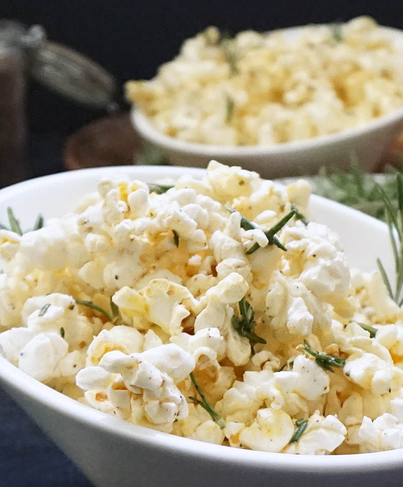 Rosemary Parmesan popcorn recipe from @bijouxandbits #oscarparty #superbowlsnacks