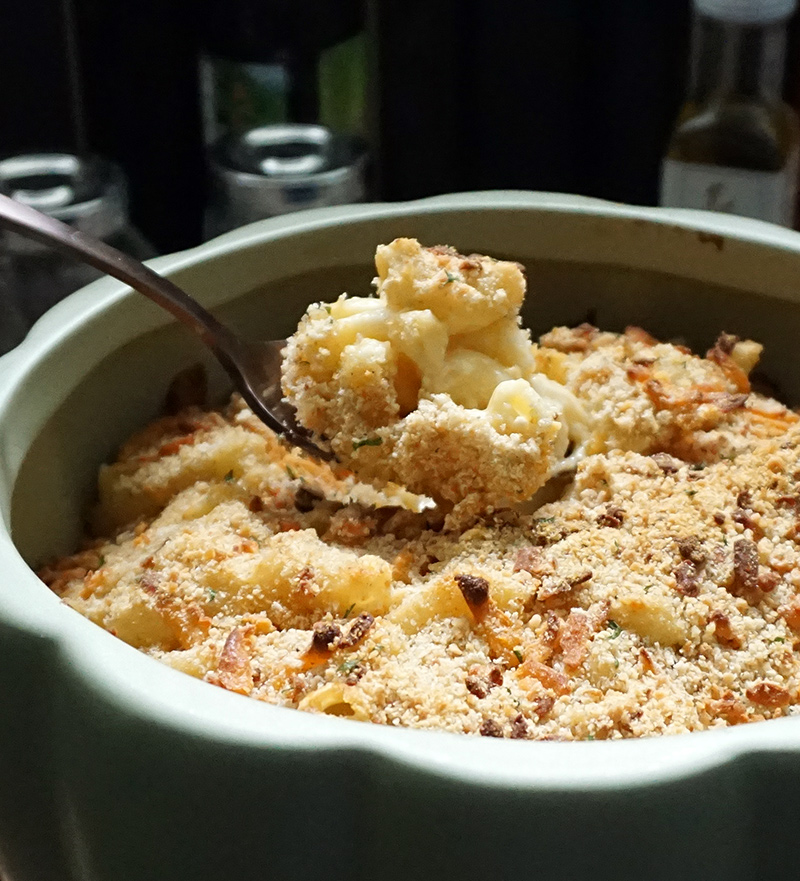 Three-cheese brown butter truffle mac and cheese recipe from @bijouxandbits #superbowl #oscars