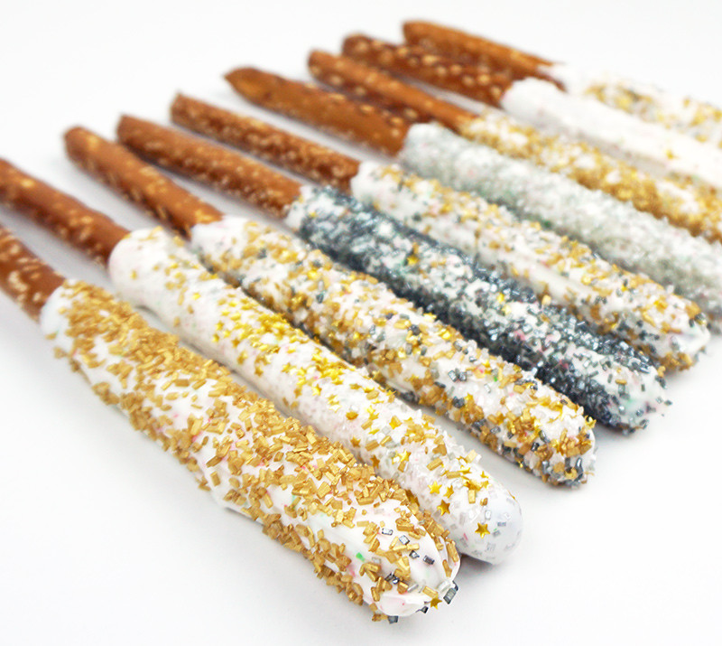 Glittery chocolate-covered pretzels for your Oscar party from @bijouxandbits #oscarparty #oscars