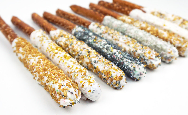 Glittery chocolate-covered pretzels for your Oscar party from @bijouxandbits #oscarparty #oscars