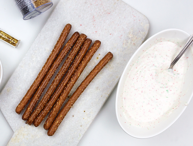 Glittery chocolate-covered pretzels for your Oscar party from @bijouxandbits #oscarparty #oscars