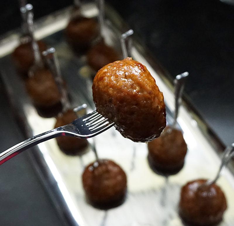 Spicy apricot slow cooker meatballs from @bijouxandbits #oscars #meatballs