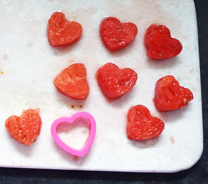 Valentine heart fruit salad with lemon poppy seed dressing from @bijouxandbits #valentinesday #fruitsalad