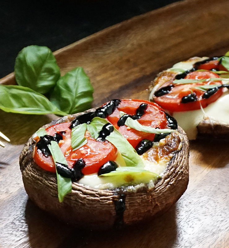 Caprese stuffed portabellos from @bijouxandbits #recipe #caprese #portabello