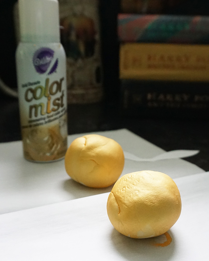 Edible golden snitches from @bijouxandbits #harrypotter #snitch