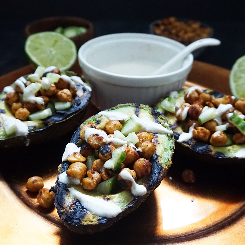 Grilled avocados with spiced chickpeas from @bijouxandbits #avocado #chickpeas