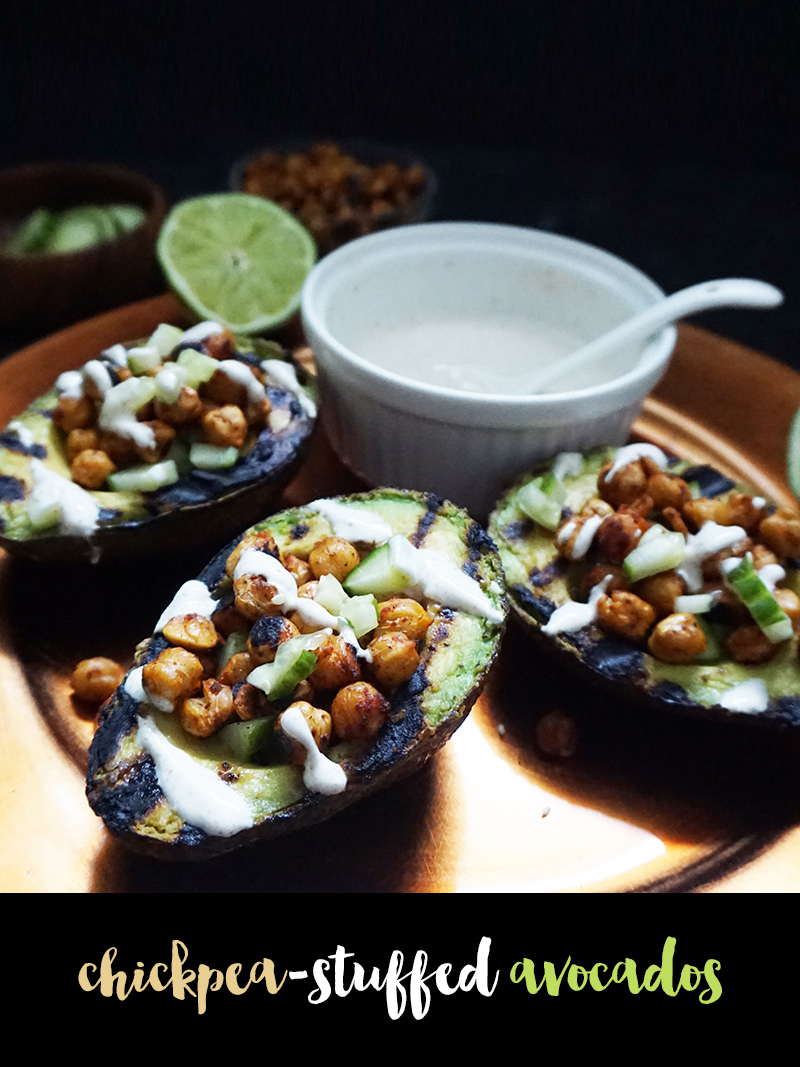 Grilled avocados with spiced chickpeas from @bijouxandbits #avocado #chickpeas