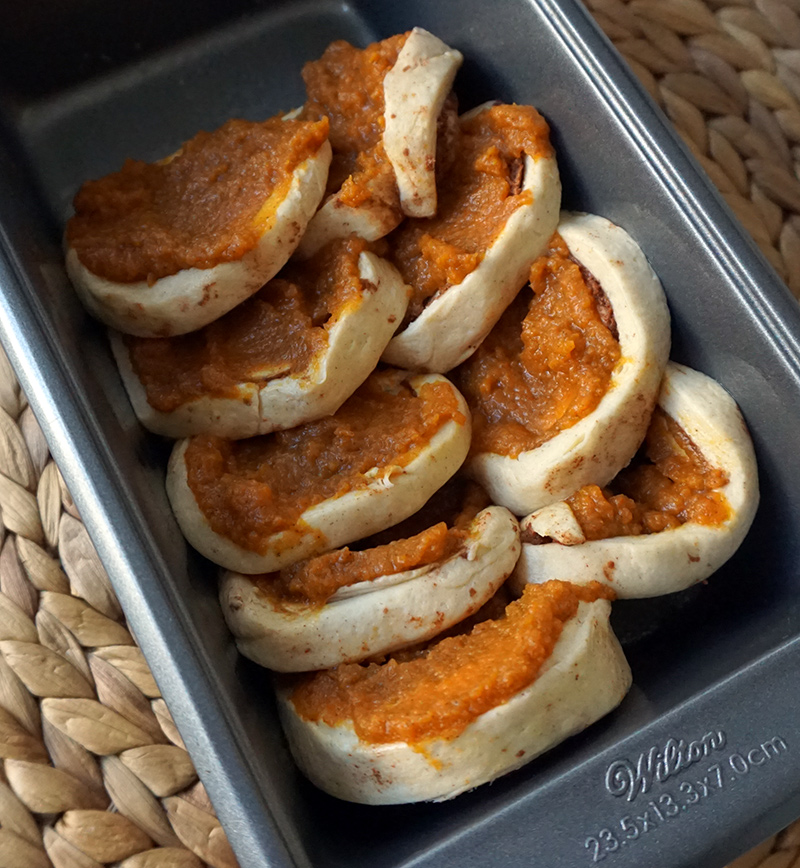 Pumpkin cinnamon roll pull-apart bread from @bijouxandbits