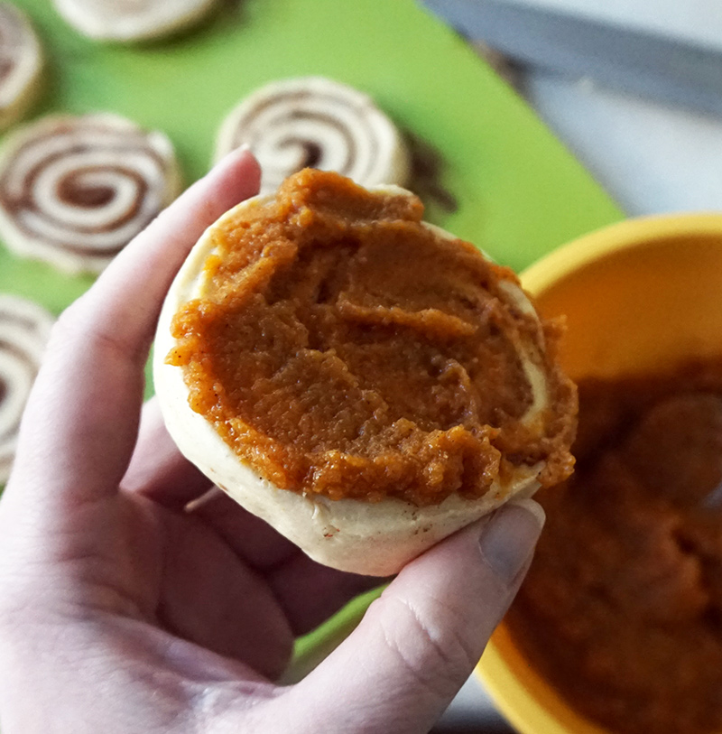 Pumpkin cinnamon roll pull-apart bread from @bijouxandbits