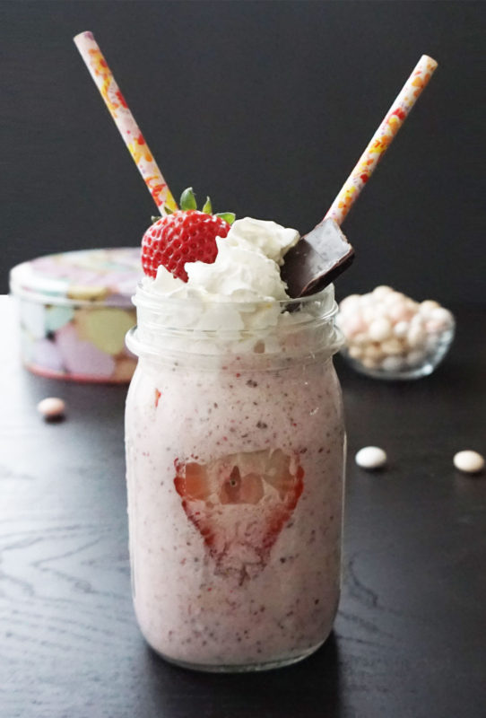 Strawberry passion fruit smoothie from @bijouxandbits