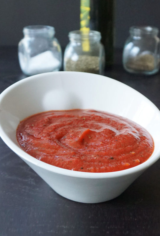 Easy homemade pizza sauce from @bijouxandbits