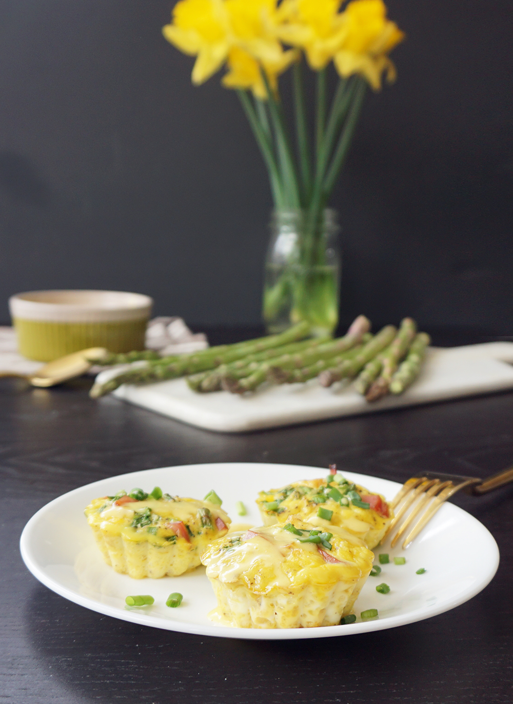 Eggs benedict cups with easy hollandaise sauce