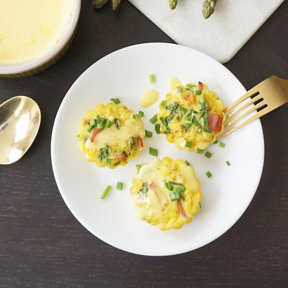 Eggs benedict cups with easy hollandaise sauce